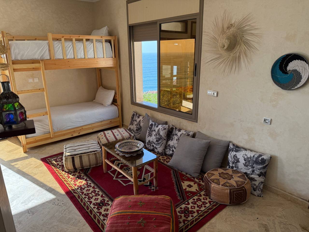 Apartament 1 – parter, salon z widokiem na ocean