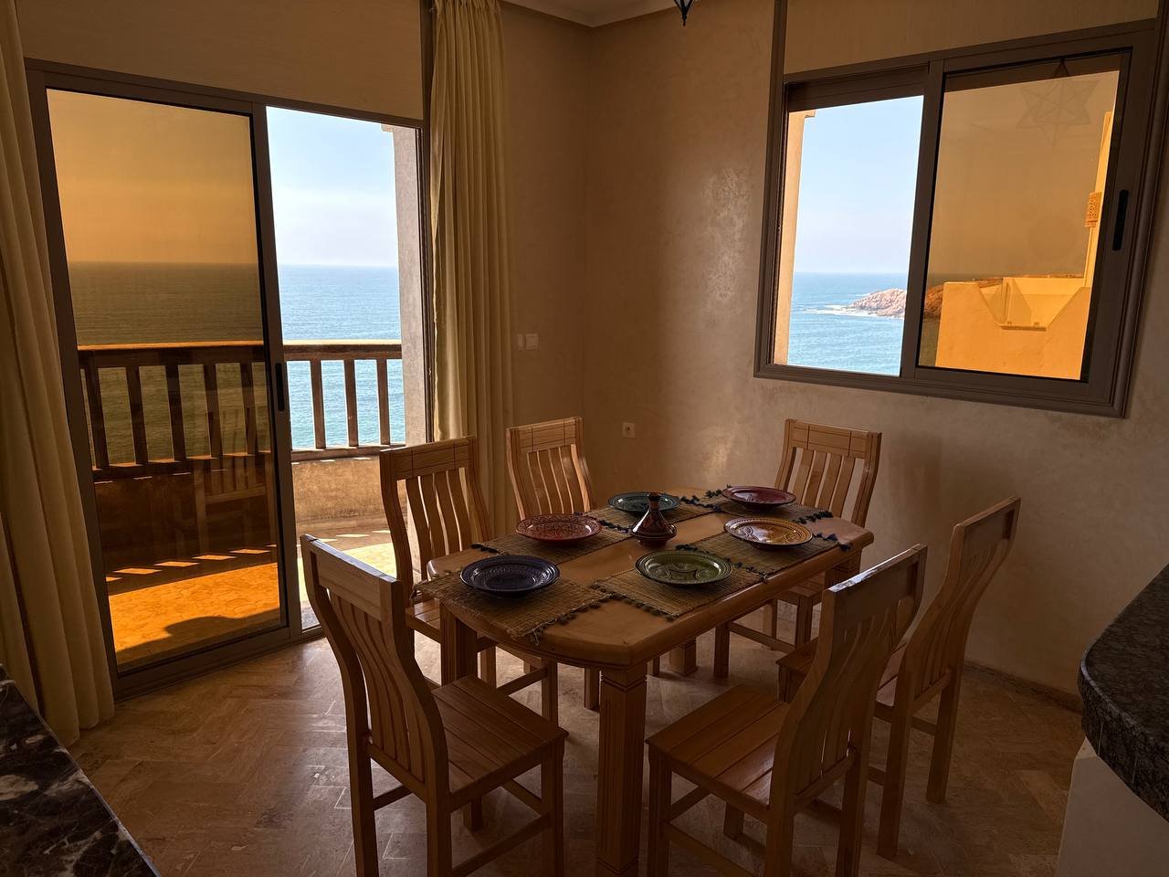 Apartament 2 – jadalnia i kuchnia z widokiem na ocean