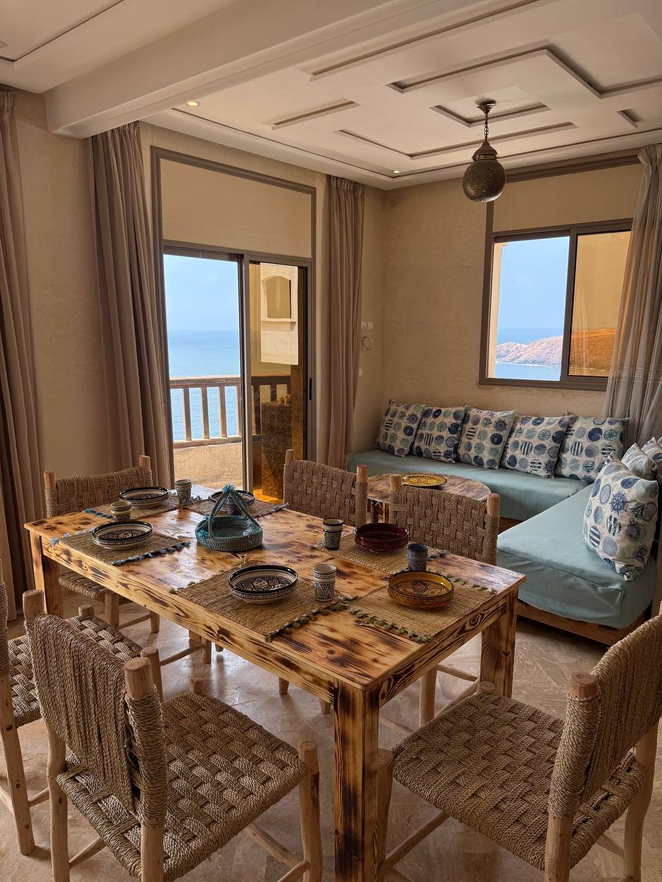 Entire Loft 3 – jadalnia i salon z widokiem na ocean