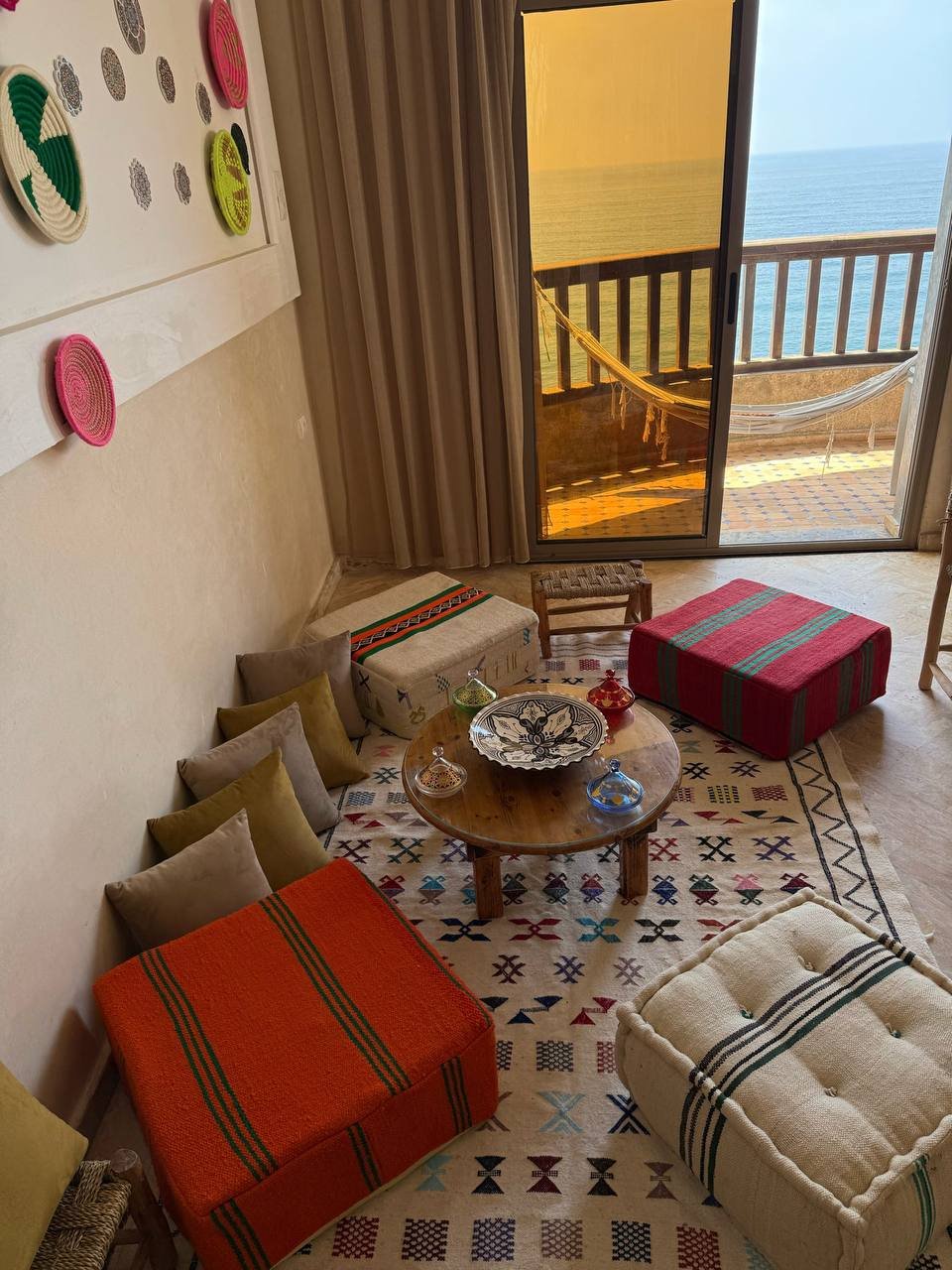 Entire Loft 3 – salon z tarasem i widokiem na ocean