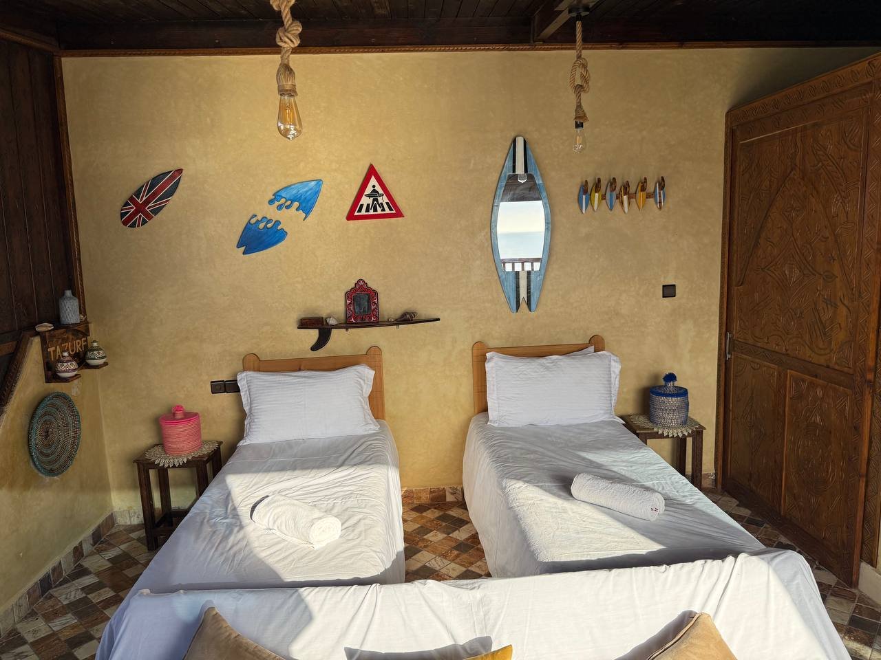 Entire Loft 4 – sypialnia z surfingową dekoracją