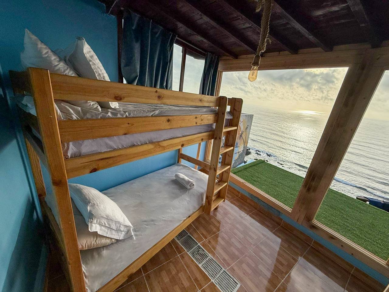 Entire Loft 5 – sypialnia z widokiem na ocean