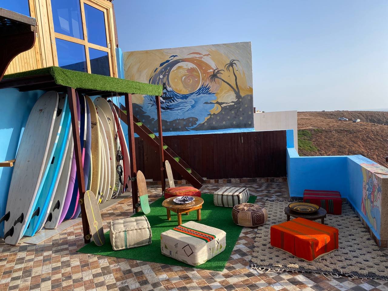 Entire Loft 5 – taras z deskami surfingowymi i muralem